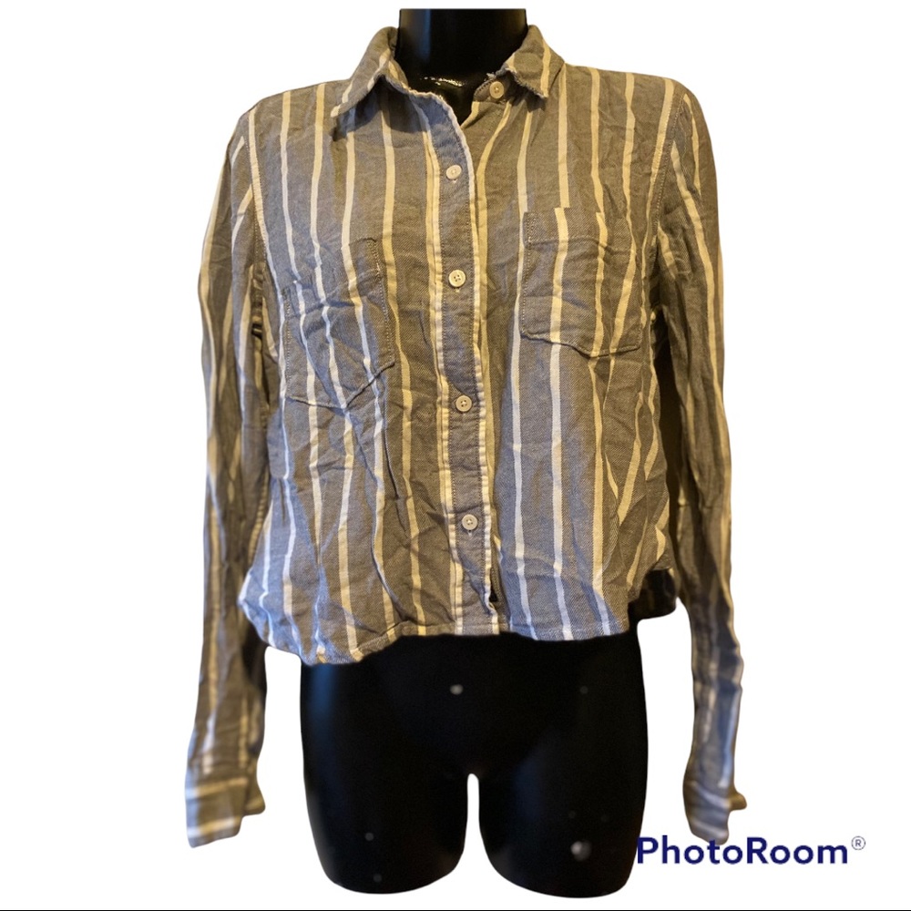 4/$20 Abercrombie & Fitch crop button up long sleeve top